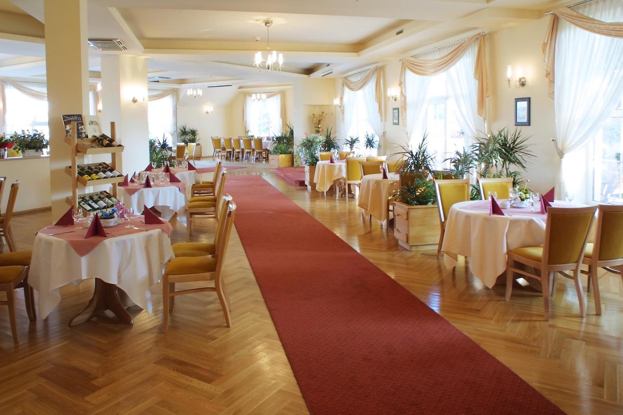 Hotel Bielany เบียลานี วร็อคลาฟสเกีย ภายนอก รูปภาพ