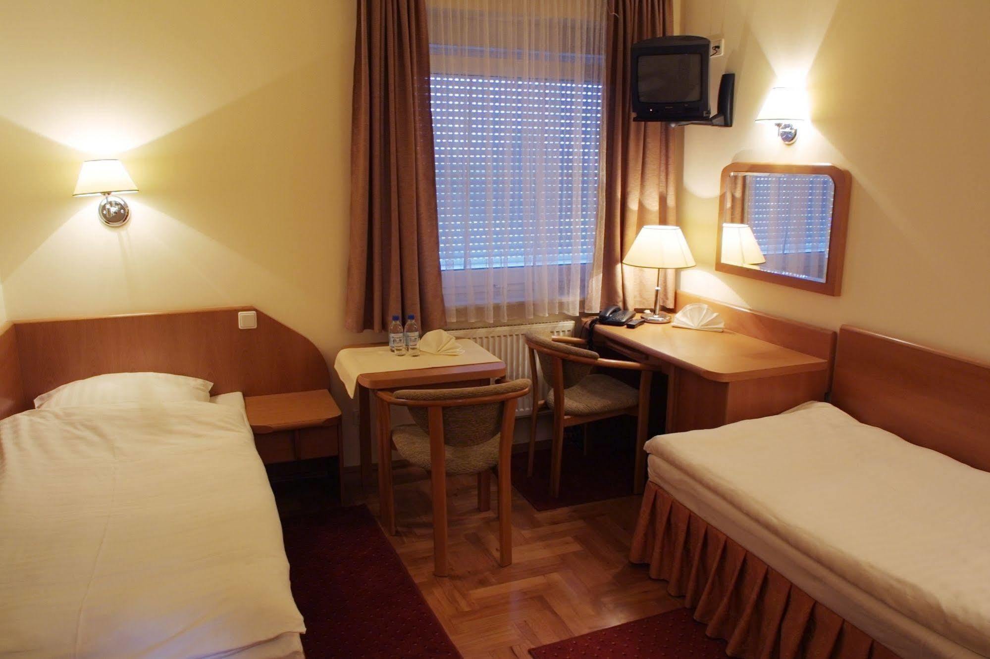 Hotel Bielany เบียลานี วร็อคลาฟสเกีย ภายนอก รูปภาพ