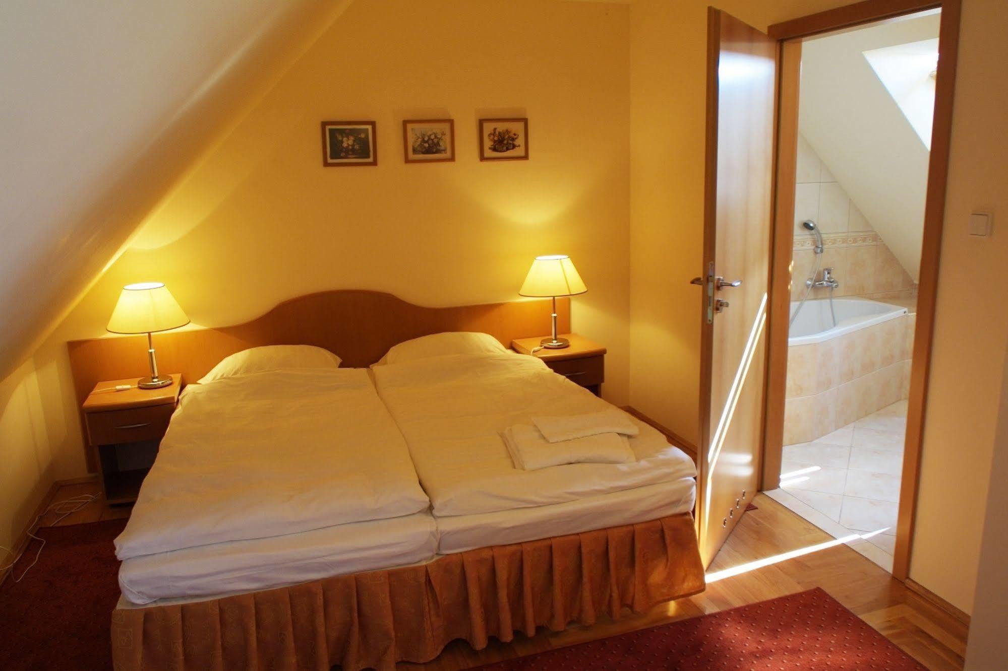 Hotel Bielany เบียลานี วร็อคลาฟสเกีย ภายนอก รูปภาพ